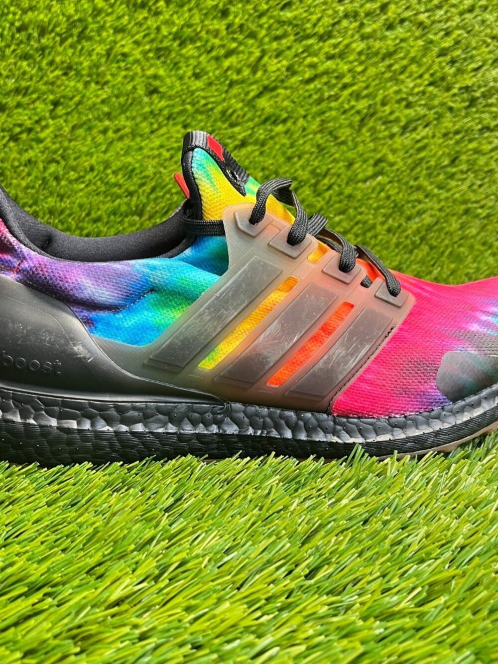 Adidas UltraBoost Nice Kicks Mens Size 10 Black Pink Blue Running Shoes Sneakers